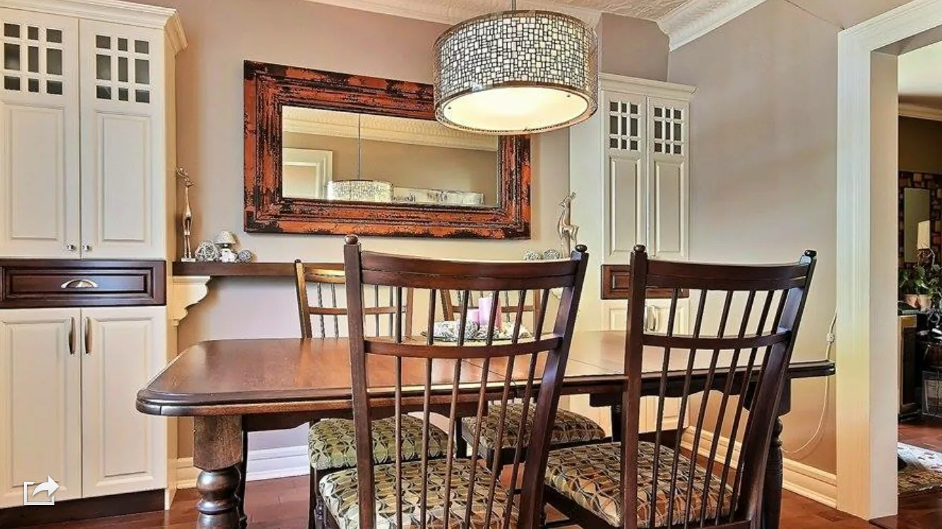 Salle à manger avec table et chaises en bois restaurées